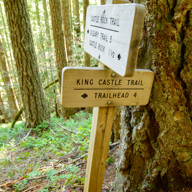 Trail sign along the Castle Rock hiking trail