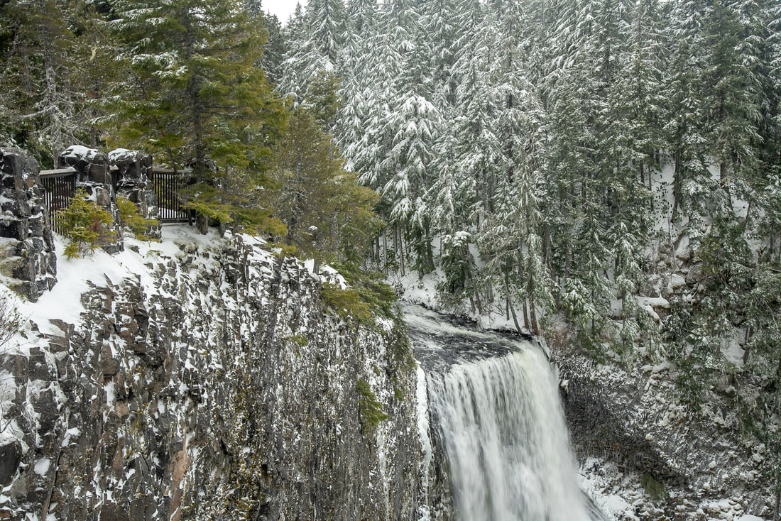 Salt Creek Falls viewing platform in winter
